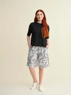 Lietukka Shortsit Mustavalkoprintti<Globe Hope Hot