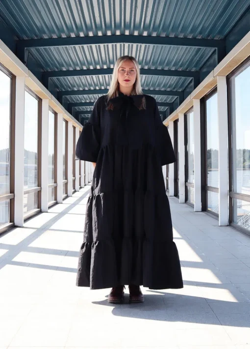 Lush Iltapuku Rusettikauluksella Musta<Miia Halmesmaa Fashion