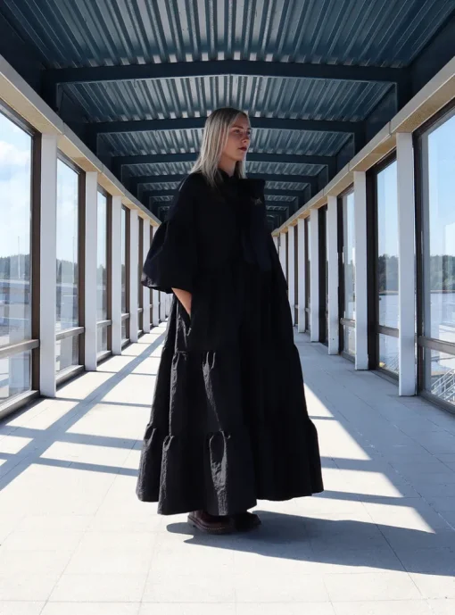 Lush Iltapuku Rusettikauluksella Musta<Miia Halmesmaa Fashion