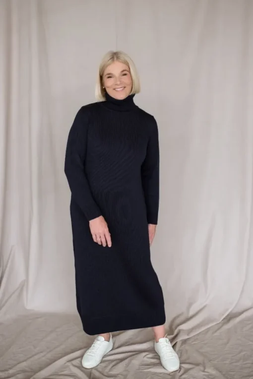 Merinovillainen Pitkä Neulemekko Poolokauluksella Tummansininen<Monala Flash Sale