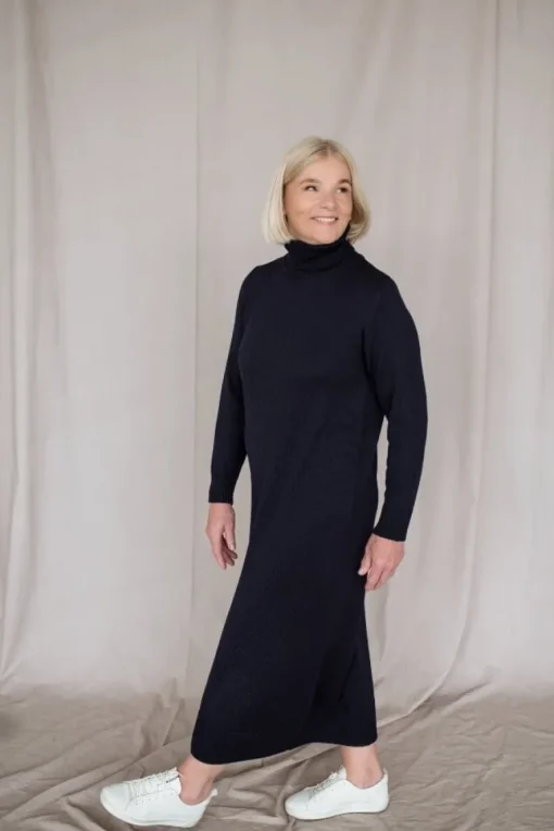 Merinovillainen Pitkä Neulemekko Poolokauluksella Tummansininen<Monala Flash Sale