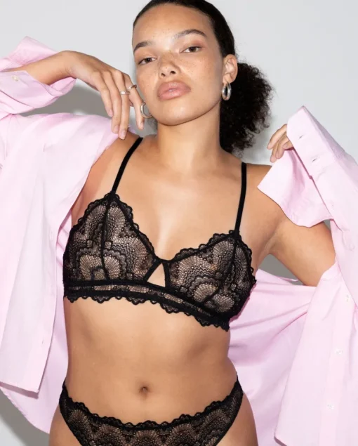 Pitsinen Cut-Out Kolmiobralette Musta<UNDERSTATEMENT New