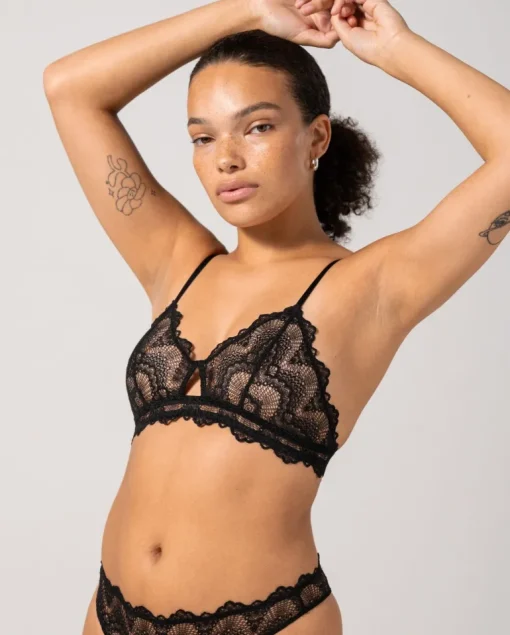 Pitsinen Cut-Out Kolmiobralette Musta<UNDERSTATEMENT New