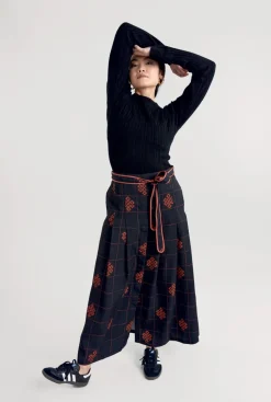 Tara Skirt Eternal Black<KOMODO Outlet